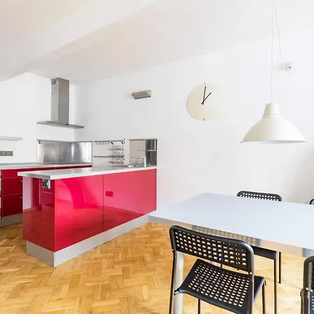 Malovanka Apartments شقة