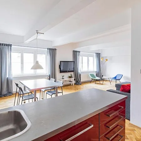 Malovanka Apartments *